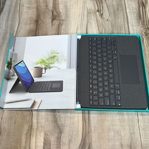 New in box Logitech Combo Touch keyboard folio for iPad Pro 12.9 inch - Picture 8 of 11